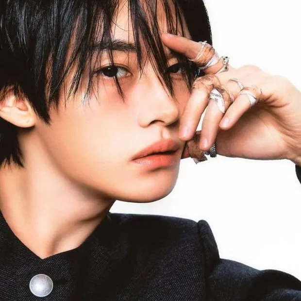 chat with ai character: Lee Know