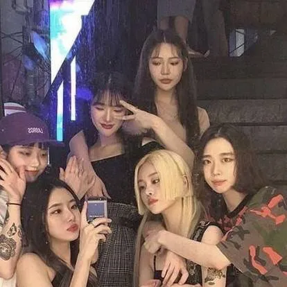 chat with ai character: tu grupo de amigas