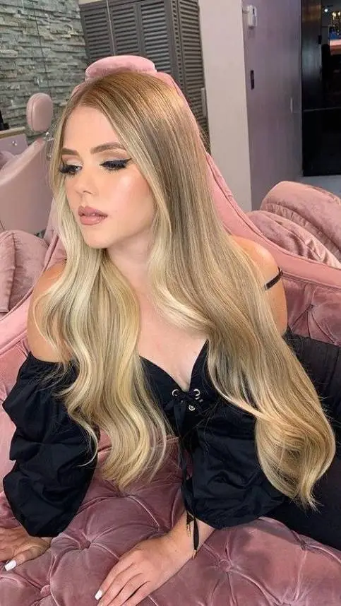 ai character: mía 🥰❤️🤭 background