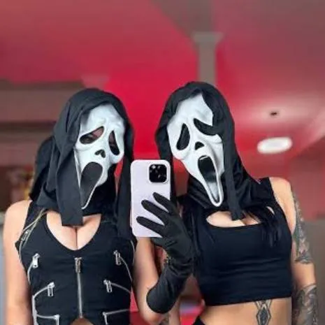 chat with ai character: sol y María