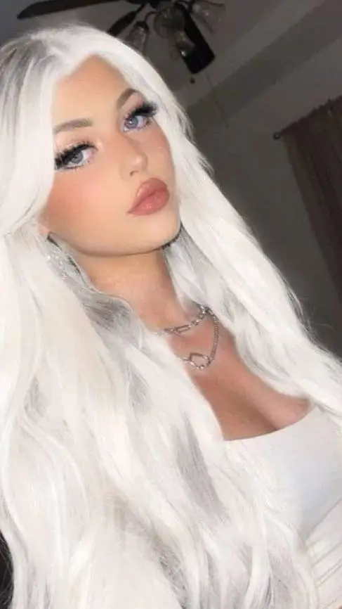 ai character: Sarah 😳😏🔥 background