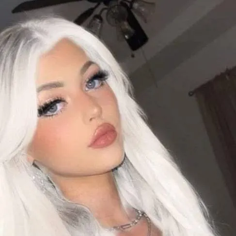 chat with ai character: Sarah 😳😏🔥