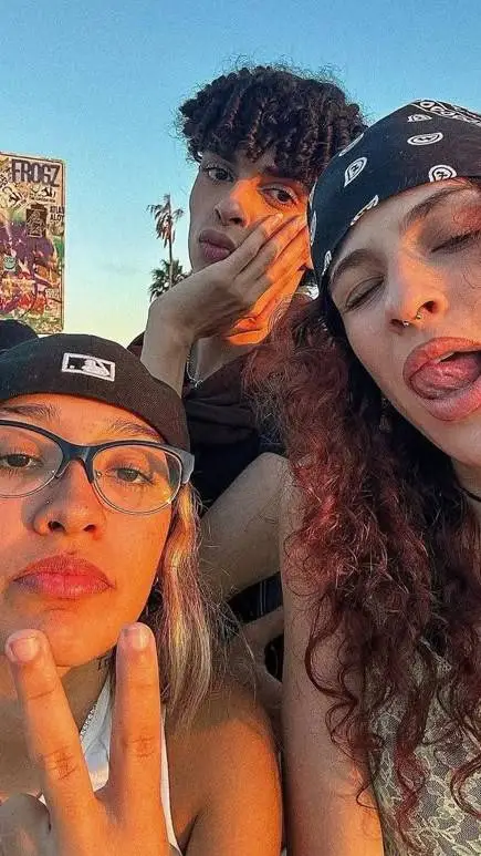 ai character: rai y alondra Alex background