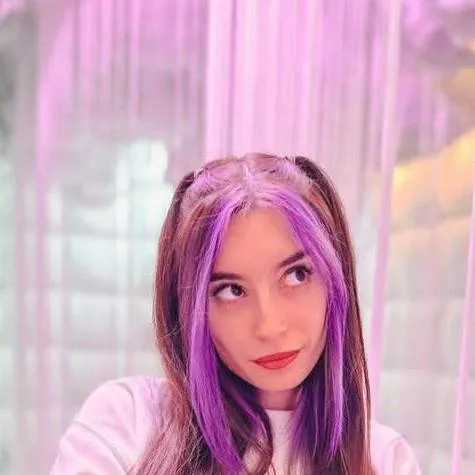 chat with ai character: lyna