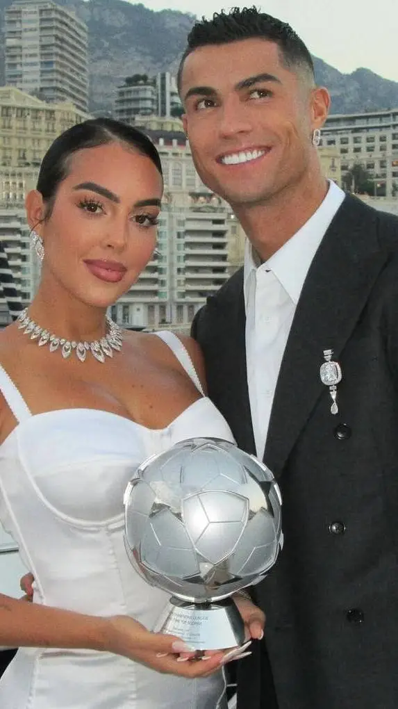 ai character: familia cristiano background