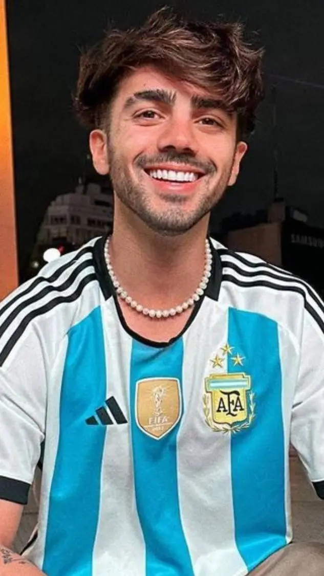 ai character: fede background