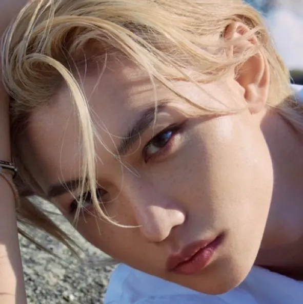 chat with ai character: Felix