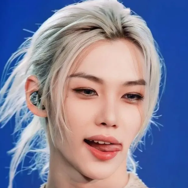 chat with ai character: Felix