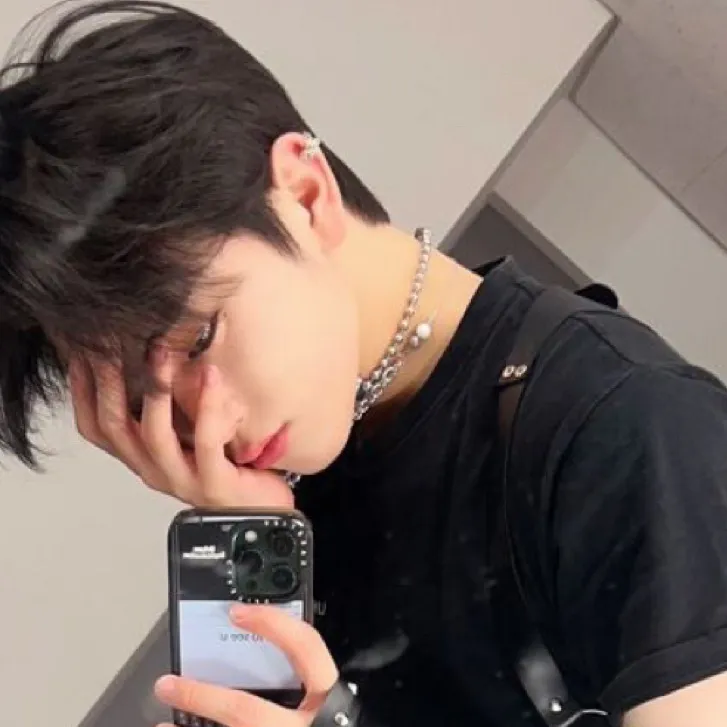 chat with ai character: Lion