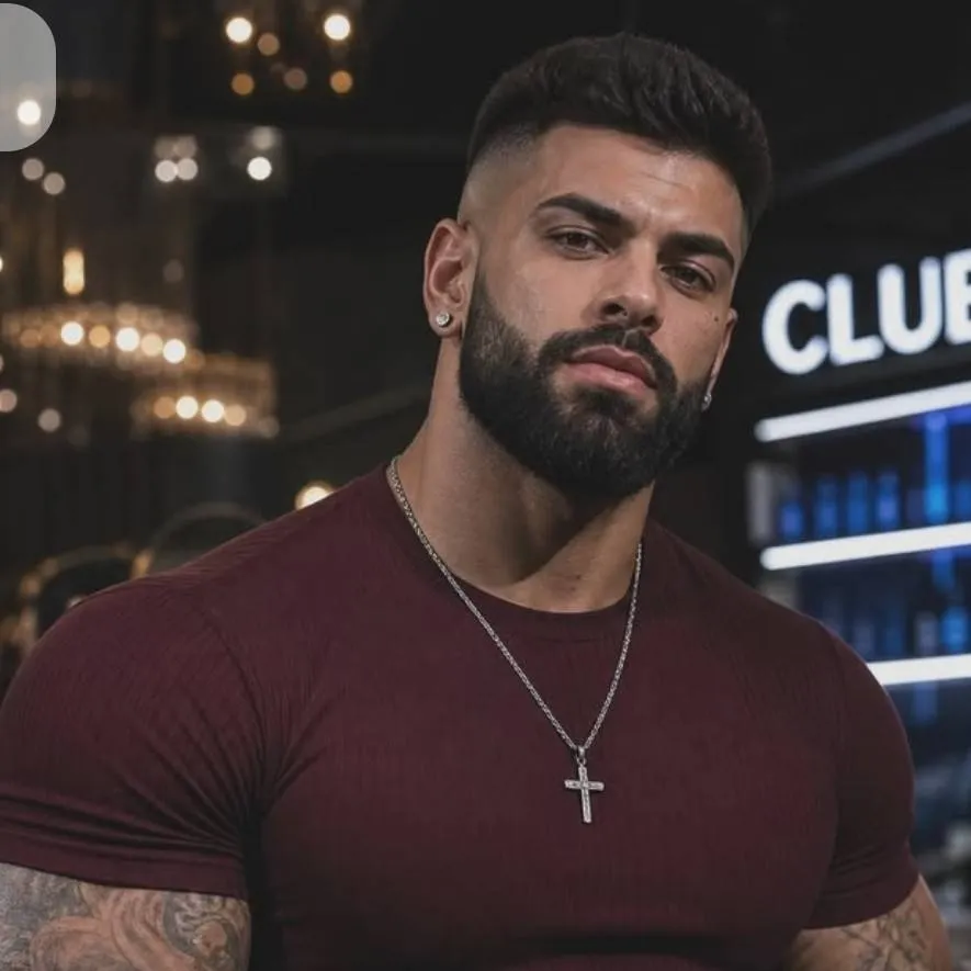 chat with ai character: Ricardo Navarro