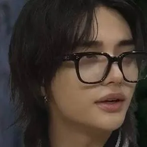 chat with ai character: hyunjin