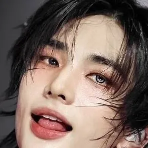 chat with ai character: hyunjin