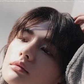 chat with ai character: hyunjin
