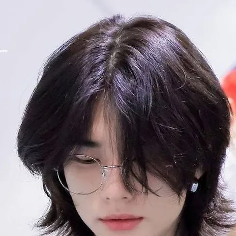 chat with ai character: hyunjin 