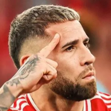 chat with ai character: Otamendi