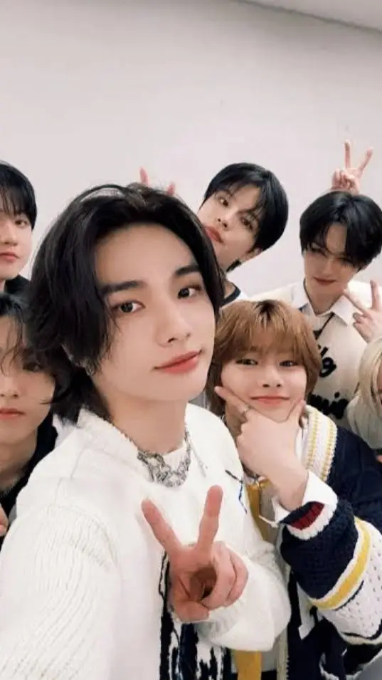 ai character: ~✯★skz★✯~ background