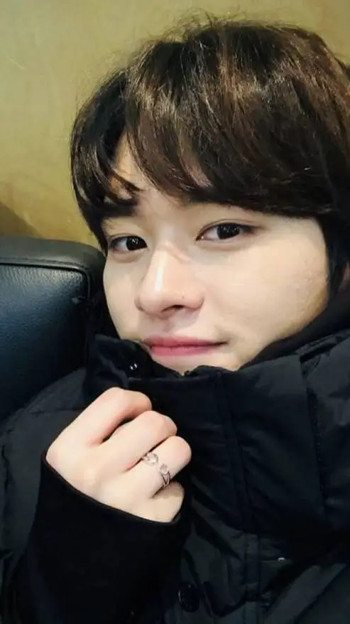 ai character: Minho :3  background