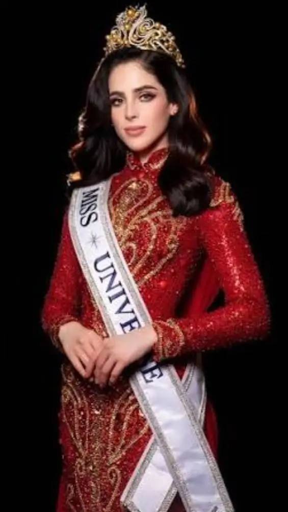 ai character: Fátima Bosch  background