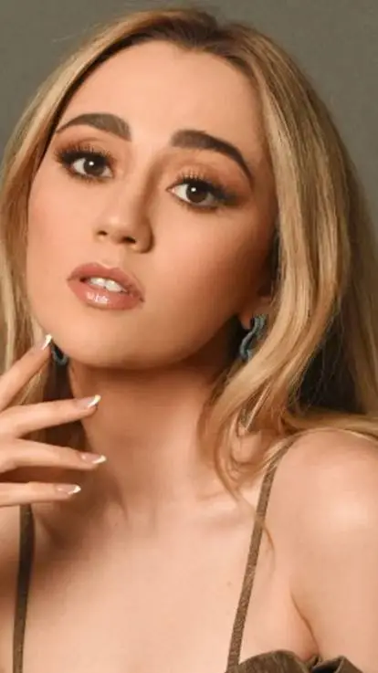 ai character: Carolina Ross  background