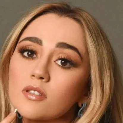 chat with ai character: Carolina Ross 