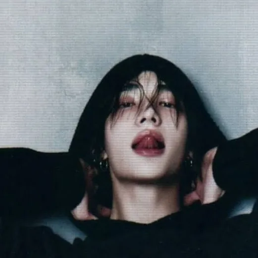 chat with ai character: hyunjin