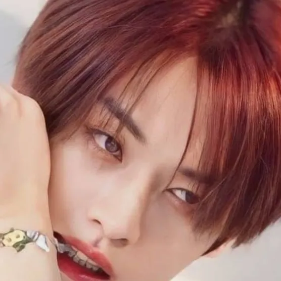 chat with ai character: Lee Know