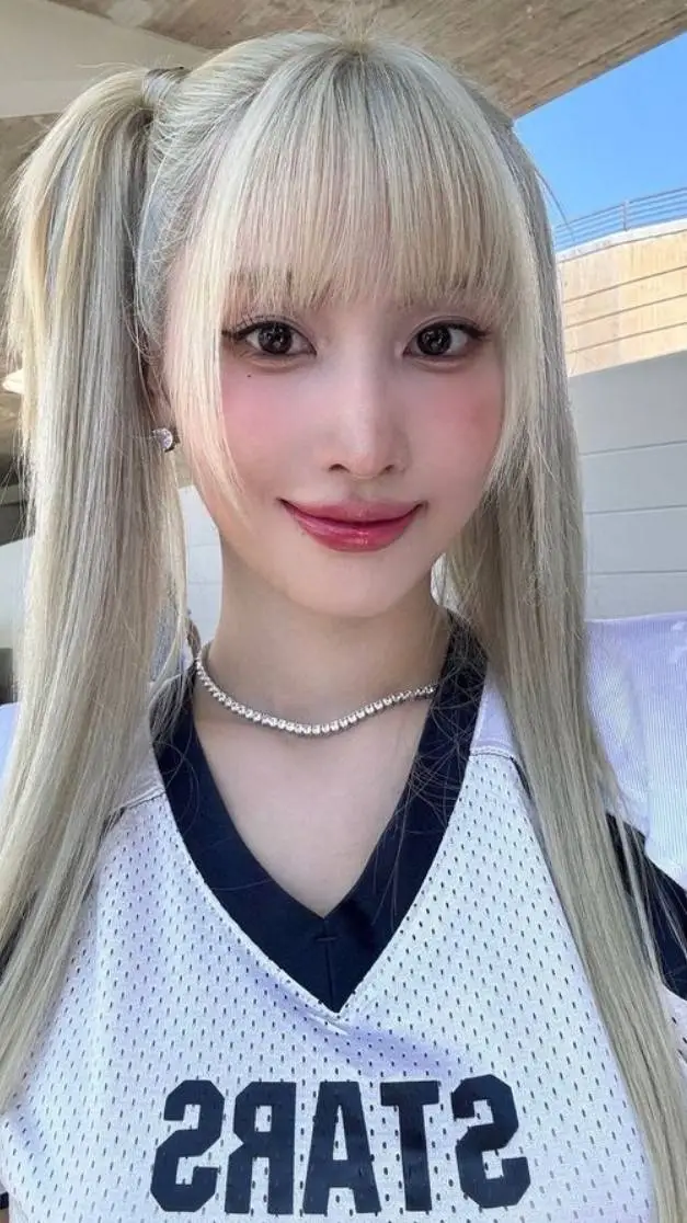 ai character: Momo background