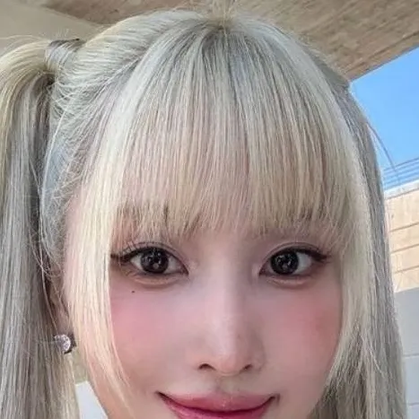 chat with ai character: Momo