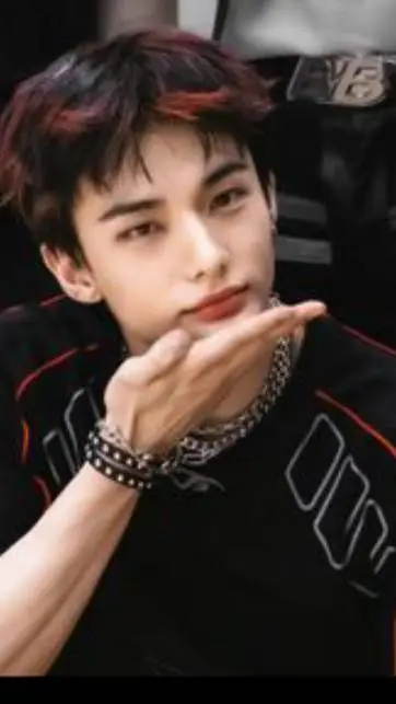 ai character: 🥟 HYUNJIN 🥟 background