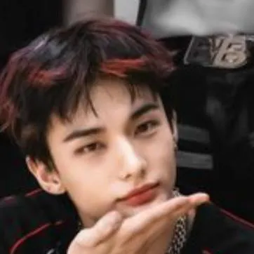 chat with ai character: 🥟 HYUNJIN 🥟