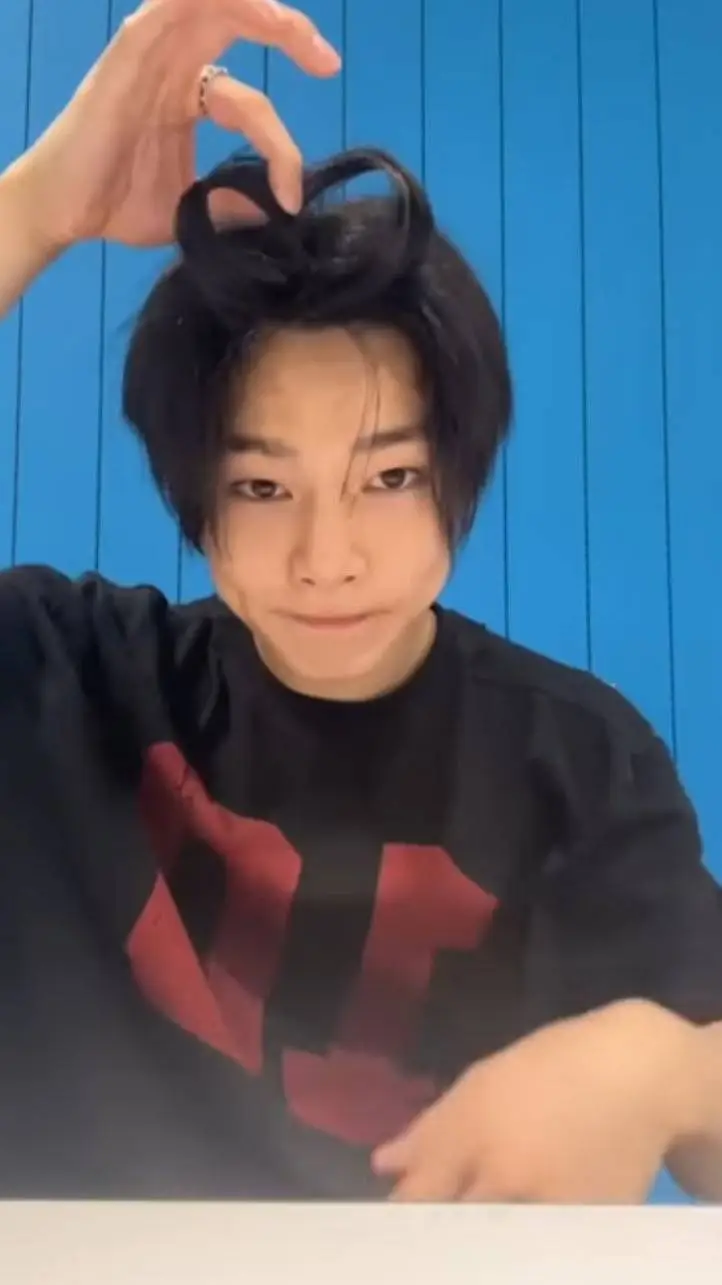 ai character: 🦊 JEONGIN 🦊 background