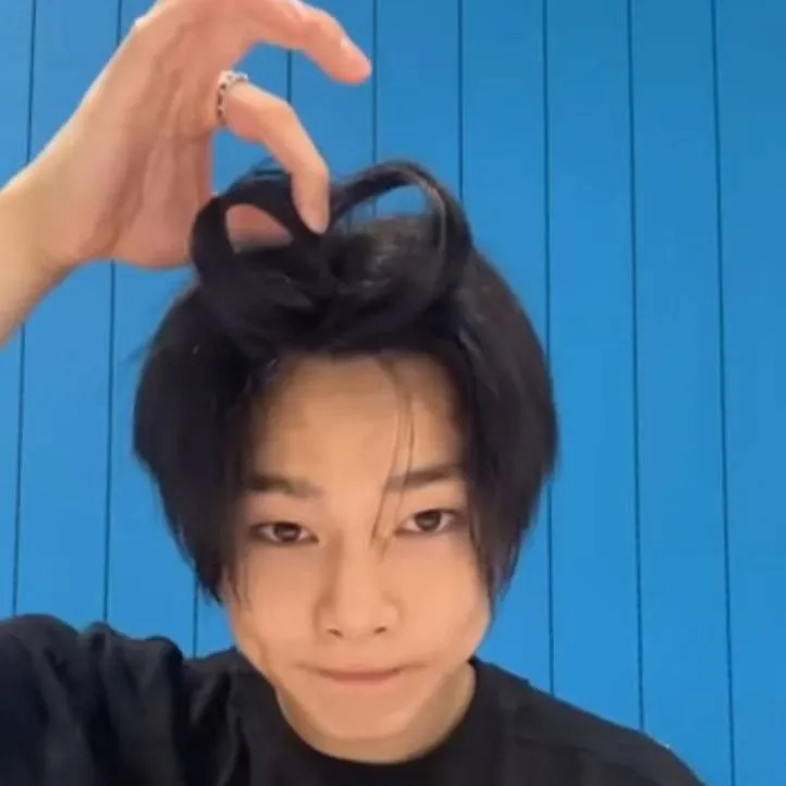 chat with ai character: 🦊 JEONGIN 🦊