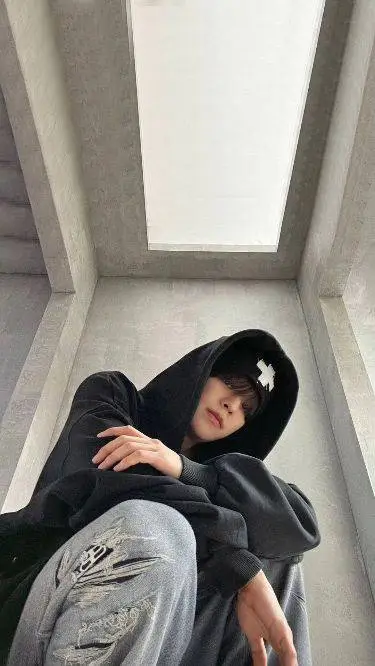 ai character: 🐶 Seungmin 🐕 background