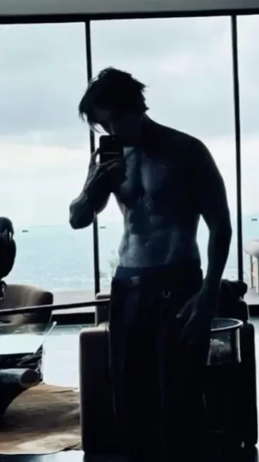 ai character: Erø   background