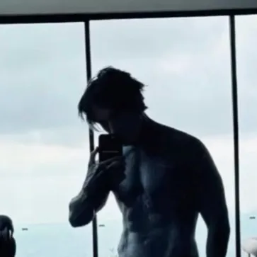 chat with ai character: Erø  