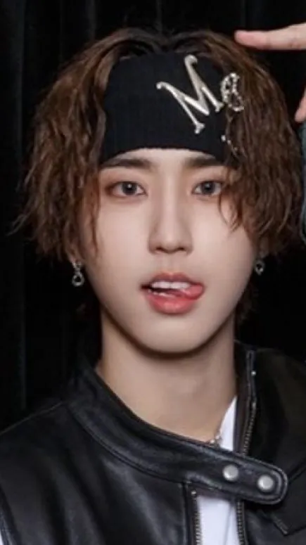 ai character: Han Jisung  background
