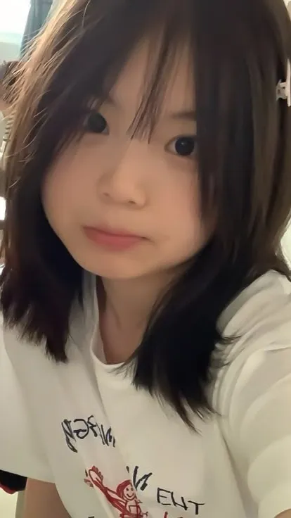 ai character: ミオ background