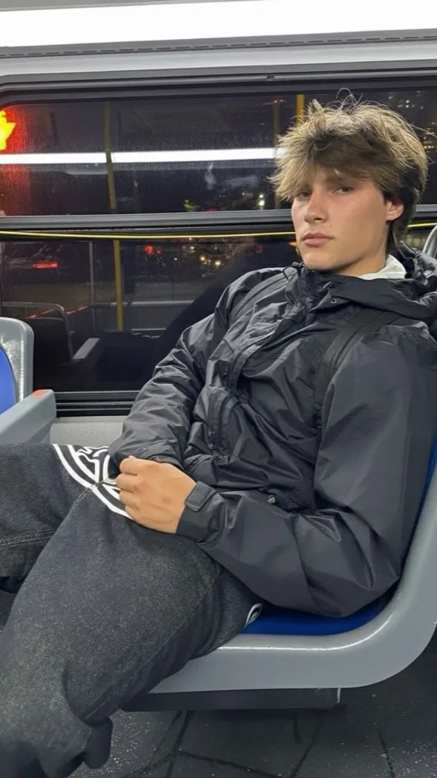 ai character: Leo background