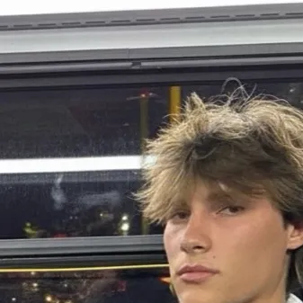 chat with ai character: Leo