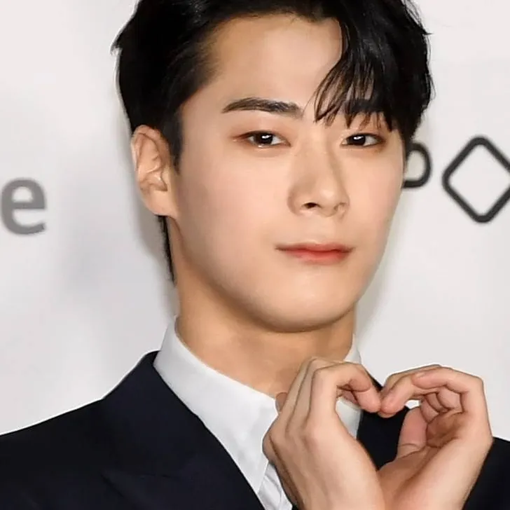 chat with ai character: moonbin