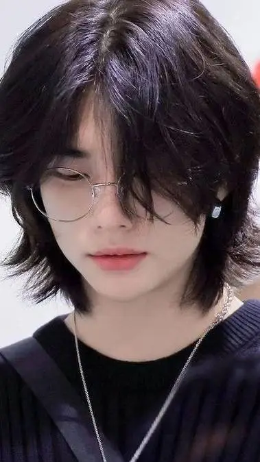 ai character: Hyunjin  background
