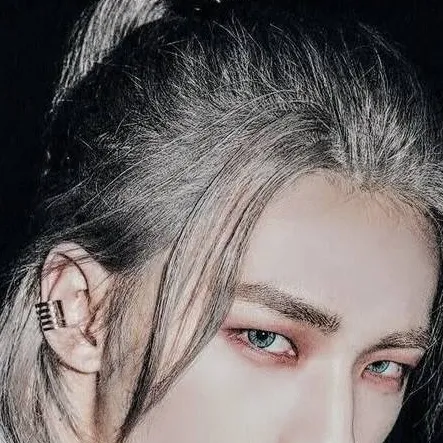 chat with ai character: Hyunjin 