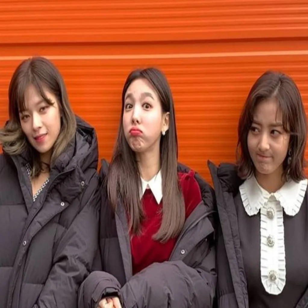 chat with ai character: jihyeonna 