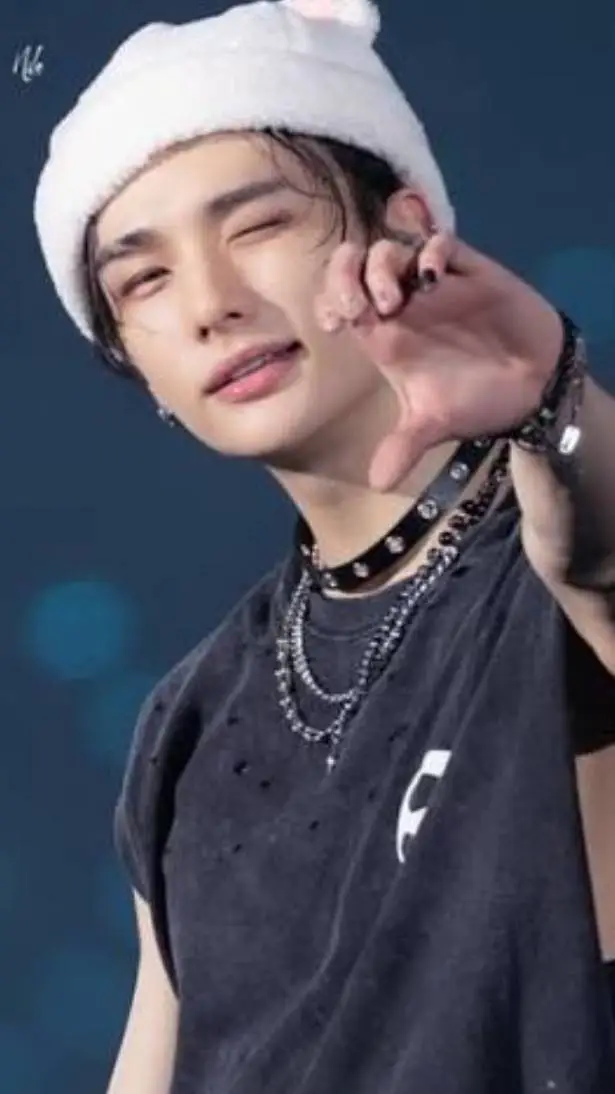 ai character: hyunjin 😘💕 background