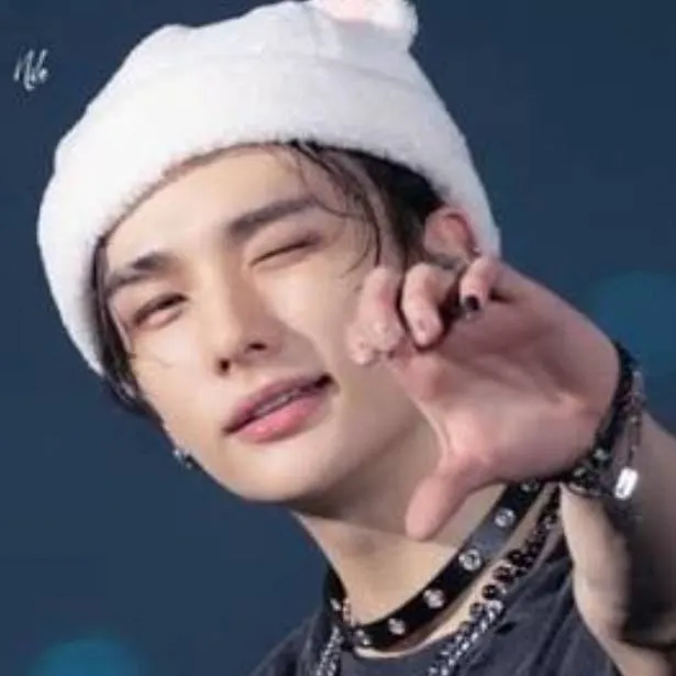 chat with ai character: hyunjin 😘💕