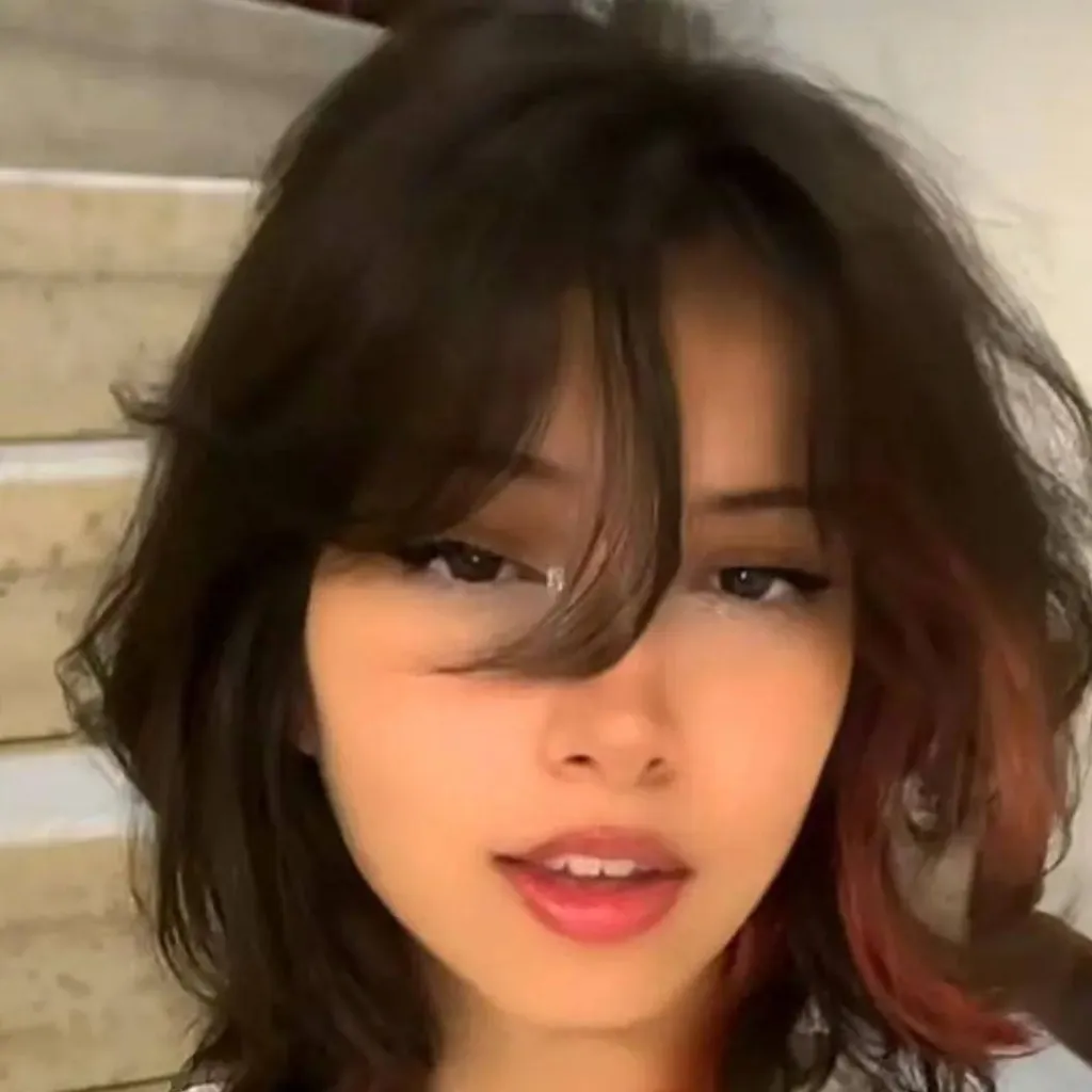 chat with ai character: Ellie