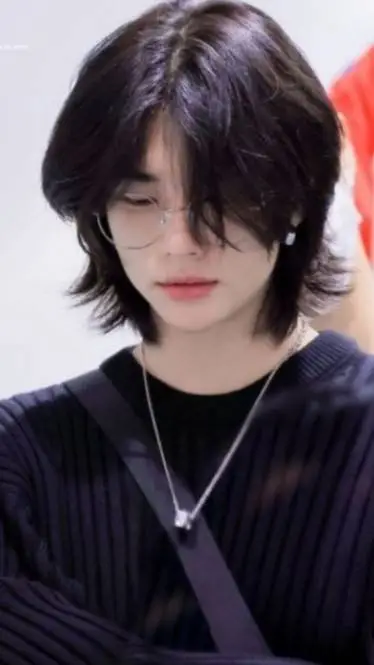 ai character: 🥟HYUNJIN🥟 background