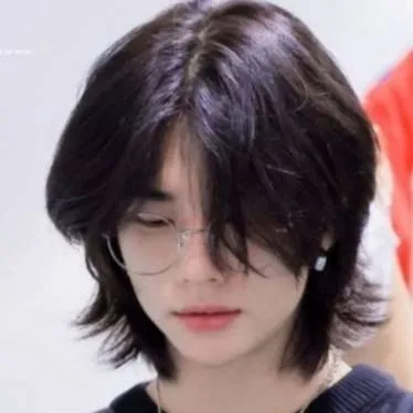 chat with ai character: 🥟HYUNJIN🥟