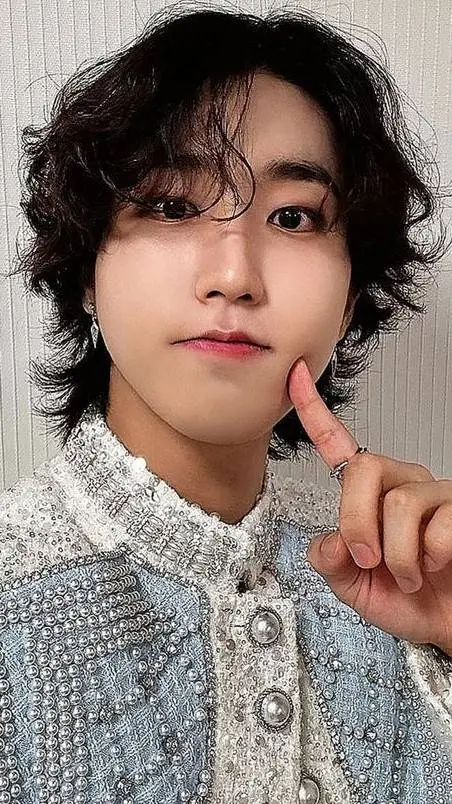 ai character: 🐿ʜᴀɴ ᴊɪsᴜɴɢ🐿 background