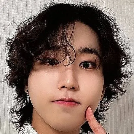 chat with ai character: 🐿ʜᴀɴ ᴊɪsᴜɴɢ🐿